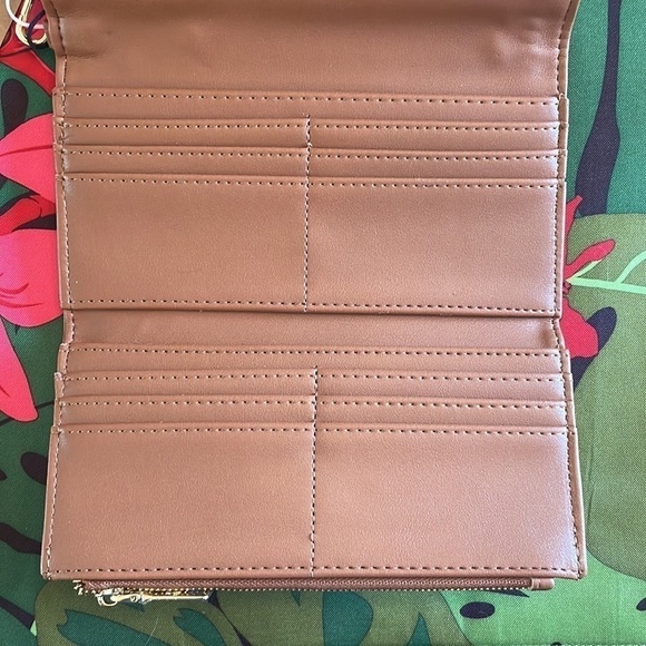 Brand New Steve Madden Cruz Cognac Trifold Snap Wristlet Wallet Gold Tone Chain - Picture 11 of 16